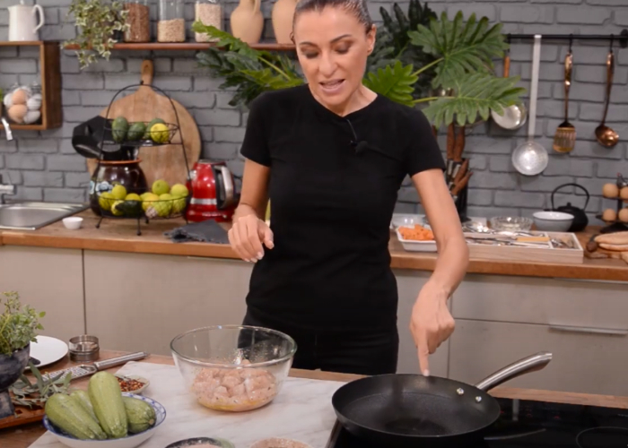 Μαριναρισμένο σουβλάκι κοτόπουλο με πίτα και σαλάτα από την Αθηνά Λοϊζίδου