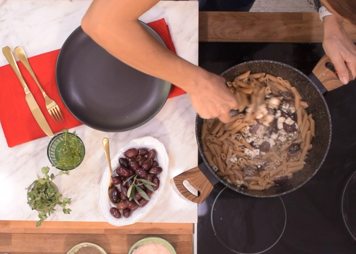 Μακαρόνια πέννες με ελιές και φέτα από την Αθηνά Λοϊζίδου