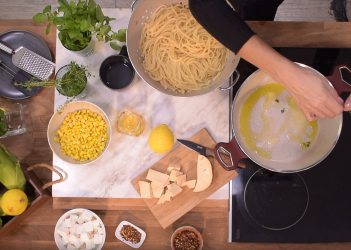 Μακαρονάδα μιας κατσαρόλας με βασιλικό, λεμόνι, καλαμπόκι και τυριά από την Αθηνά Λοϊζίδου