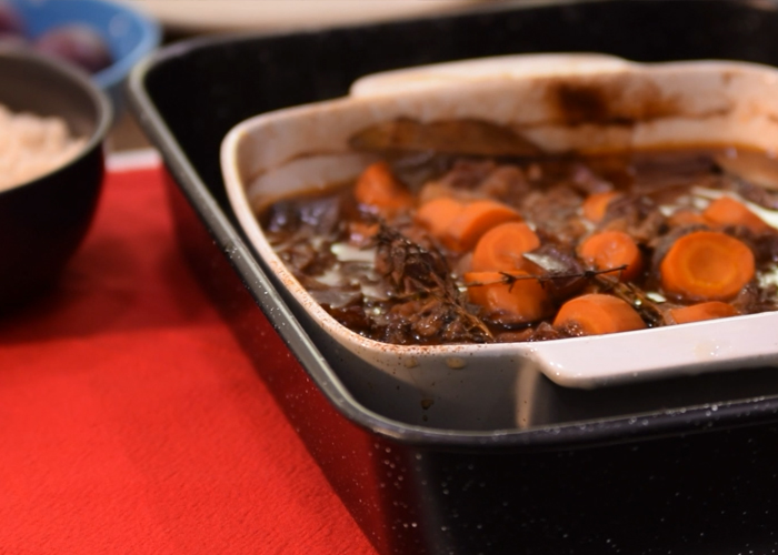 Σιγομαγειρεμένο βοδινό στιφάδο με δεντρολίβανο και δαμάσκηνα από την Αθηνά Λοϊζίδου