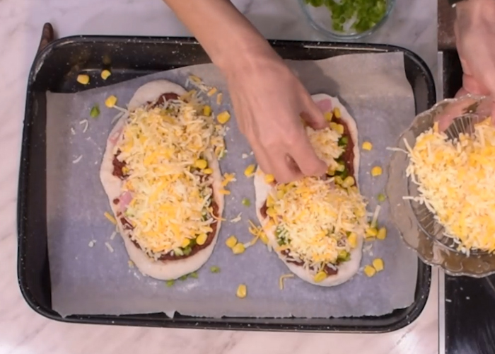 Πίτσες με παριζάκι και καλαμπόκι από την Αθηνά Λοϊζίδου