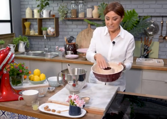 Κέικ με μέλι, αμύγδαλα και κεράσια από την Αθηνά Λοϊζίδου