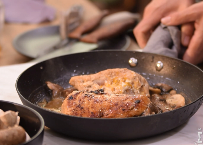 Γεμιστό κοτόπουλο σε σάλτσα από μανιτάρια από την Αθηνά Λοϊζίδου