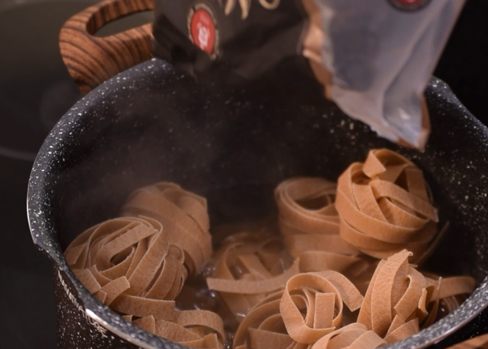 Μακαρονάδα με φρέσκα βότανα κήπου, ελιές και παρμεζάνα από την Αθηνά Λοϊζίδου