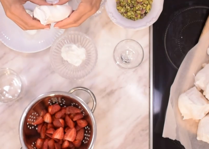 Φράουλες με σπιτικές μαρέγκες και κρέμα από την Αθηνά Λοϊζίδου 