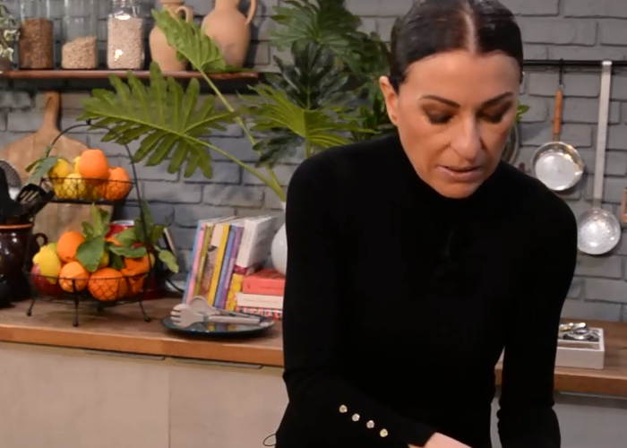 Μεσογειακό κοκκινιστό κοτόπουλο με ντομάτες και ελιές από την Αθηνά Λοϊζίδου