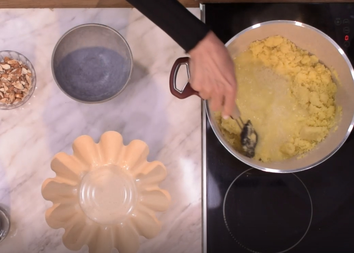 Χαλβάς με χαρουπόμελο, ταχίνι, μέλι και αμύγδαλα από την Αθηνά Λοϊζίδου