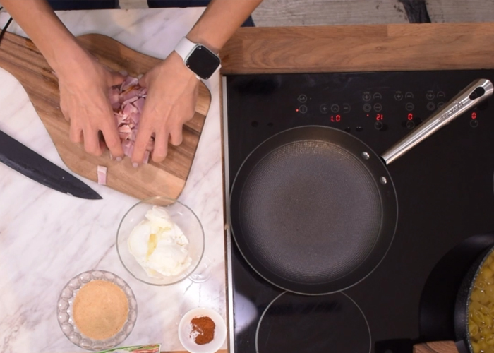 Πίτα με ζυμαρικά, καπνιστό μπέικον και πάπρικα από την Αθηνά Λοϊζίδου