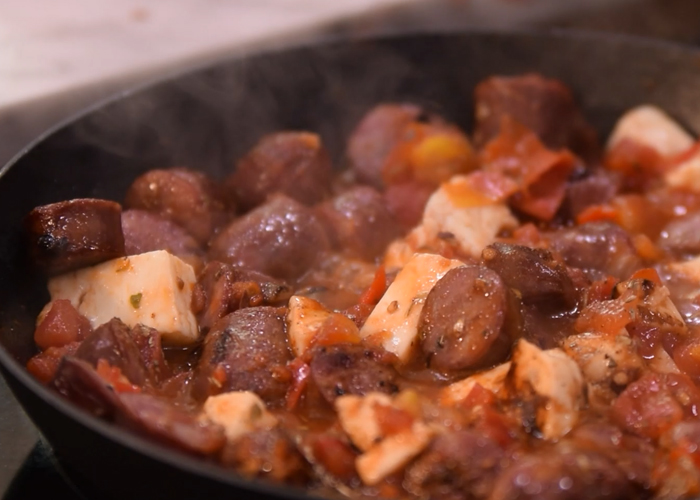 Λουκάνικα και αβγά (Το κυπριακό πρωινό της Αθηνάς Λοϊζίδου)