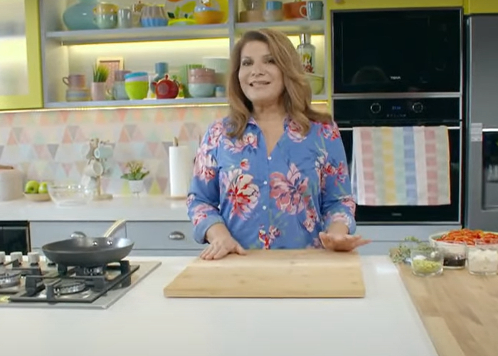 Κέικ "σαν χωριάτικη" με κρούστα | Ώρα για φαγητό με την Αργυρώ